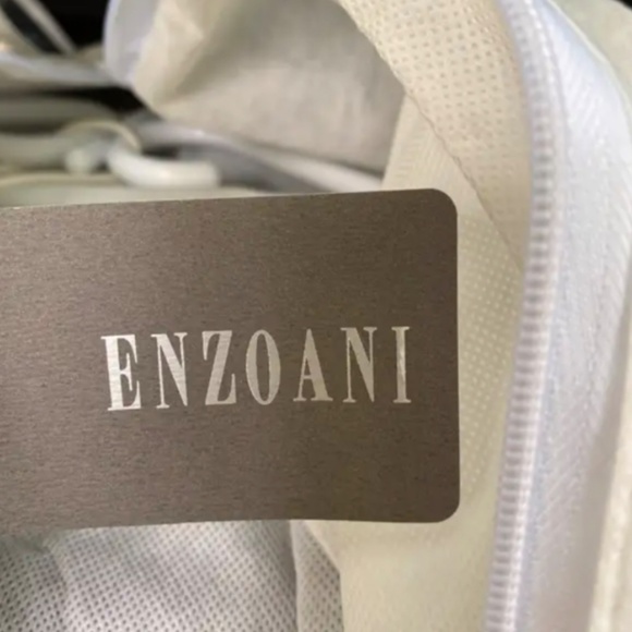 Enzoani Fatima Wedding dress size 2 - Picture 7 of 7